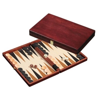 Backgammon Naxos, medio