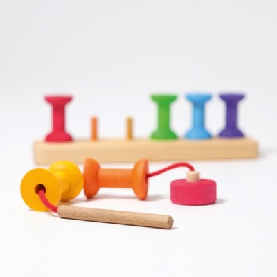 Gioco di corde con piccoli rocchetti di legno