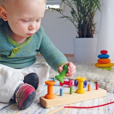 Stringing game small wooden spools